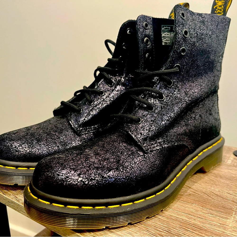 Dr. Marten 1460 Pascal Iridescent Crackle.

Unique leather